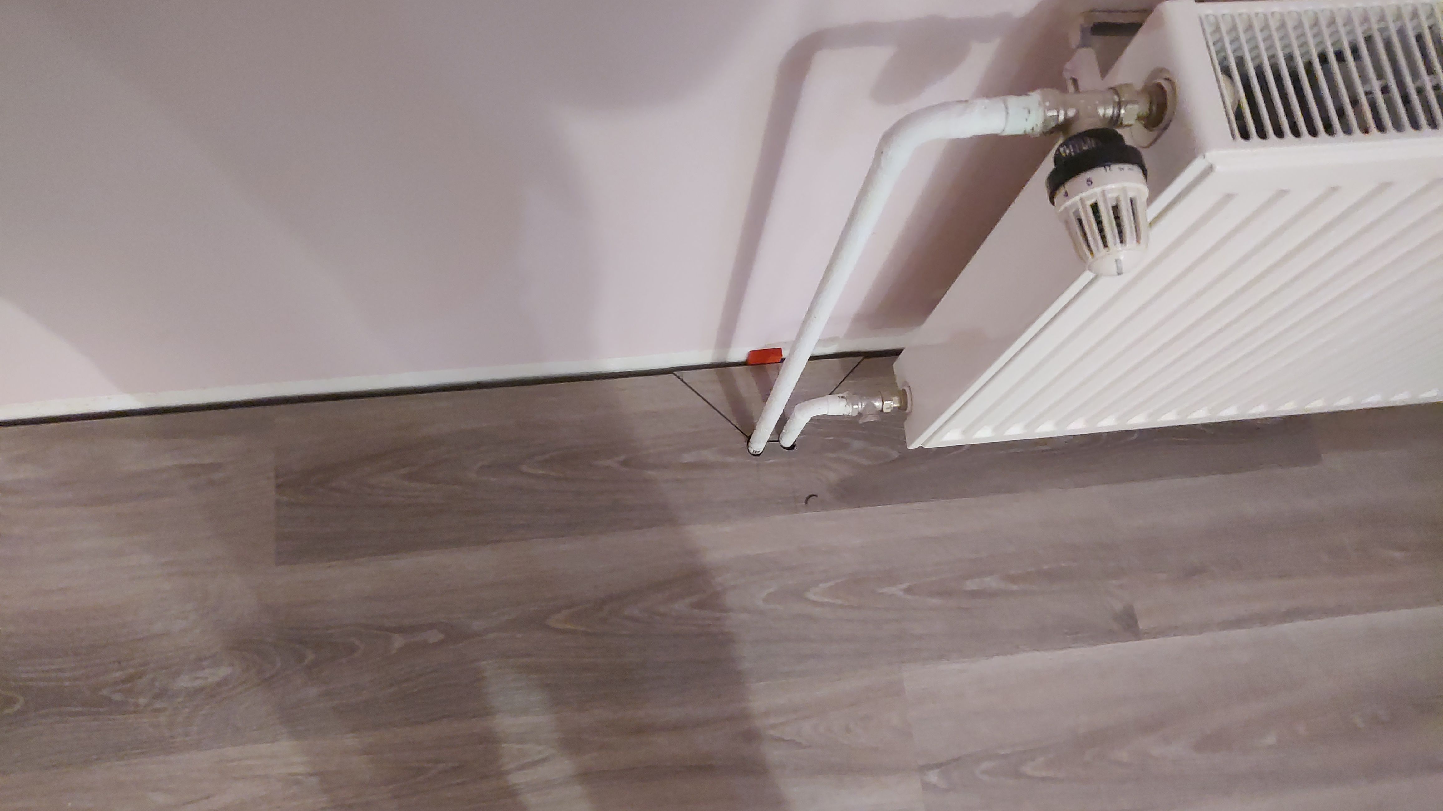 Click-Vinyl – Detail am Heizkörperanschluss