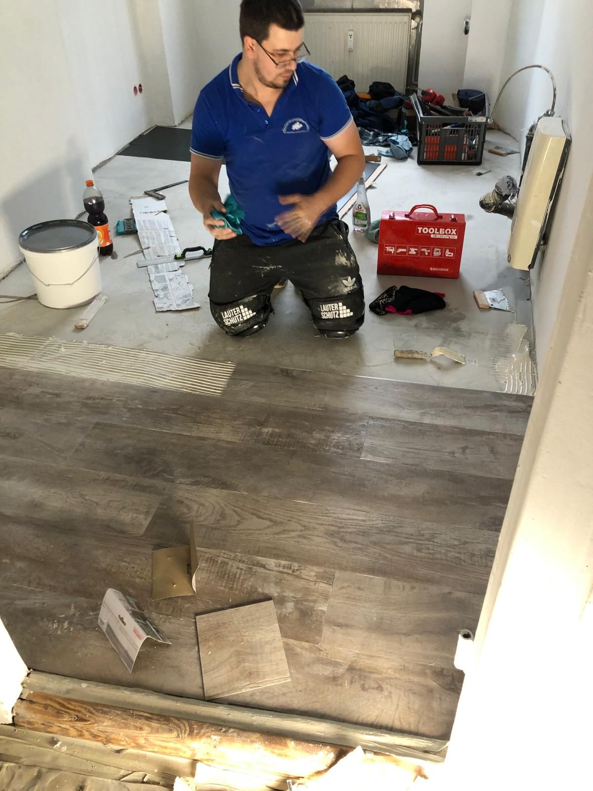 Klebe-Vinyl – vollflächiger Kleberauftrag (Zahnung) und erste Planken