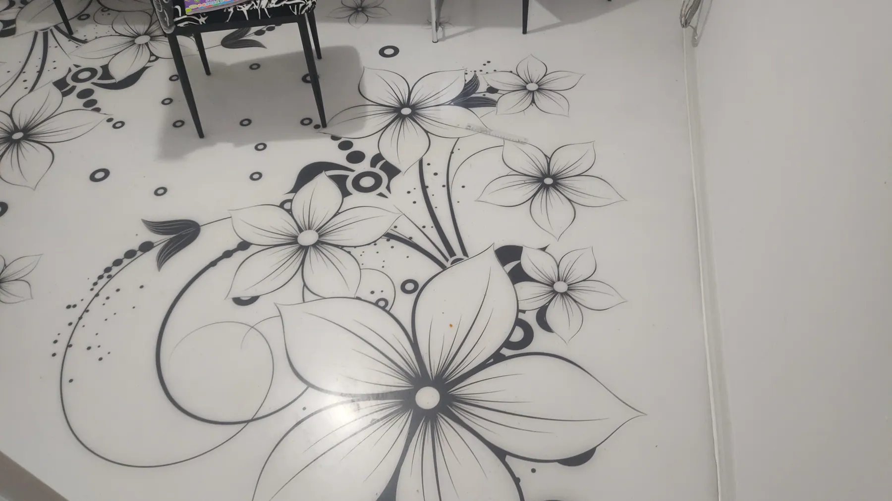 Nahansicht des Blumenmusters auf dem glänzenden Epoxidharzboden