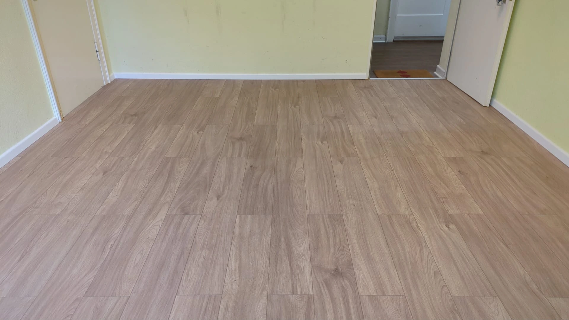 Laminatboden in Wohnung – Raumwirkung nach der Verlegung