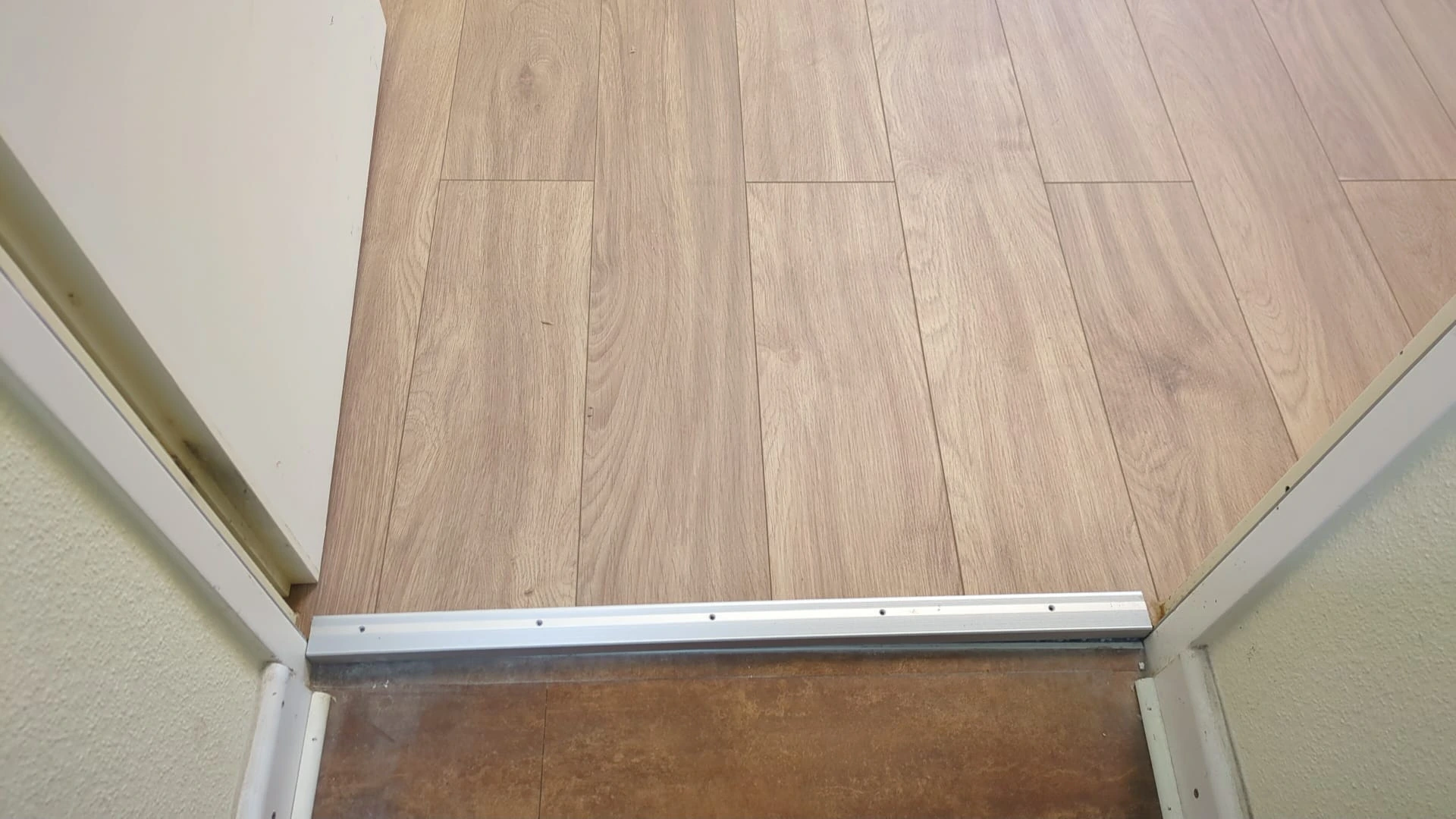 Laminatboden – sauberer Übergang im Türbereich