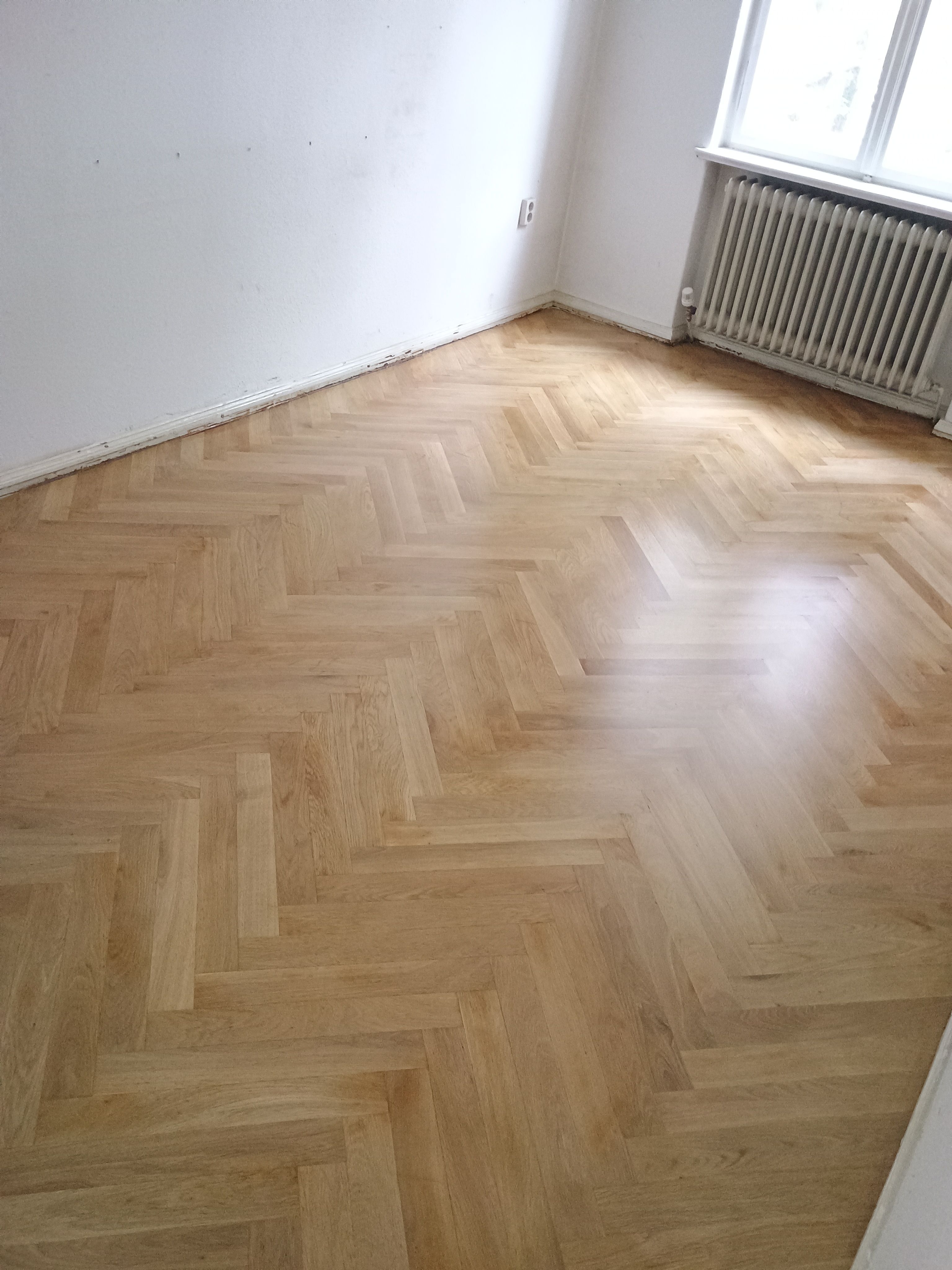 Altbau-Parkett nachher – helles Fischgrätbild im Raum