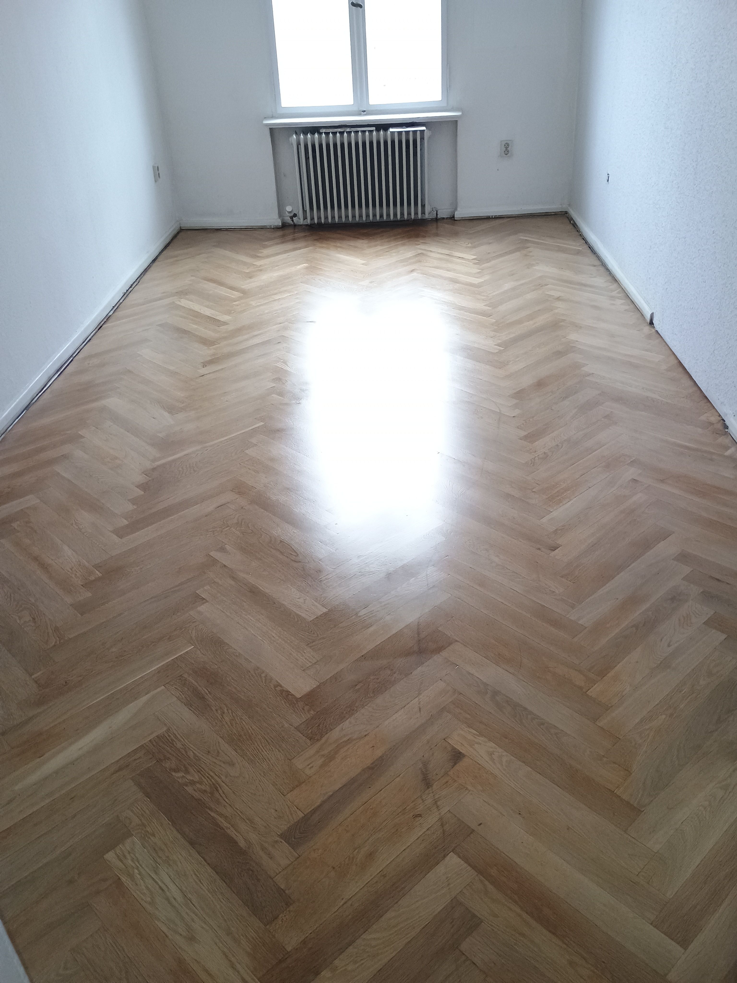 Altbau-Parkett nachher – frisch aufgearbeitet im Raum