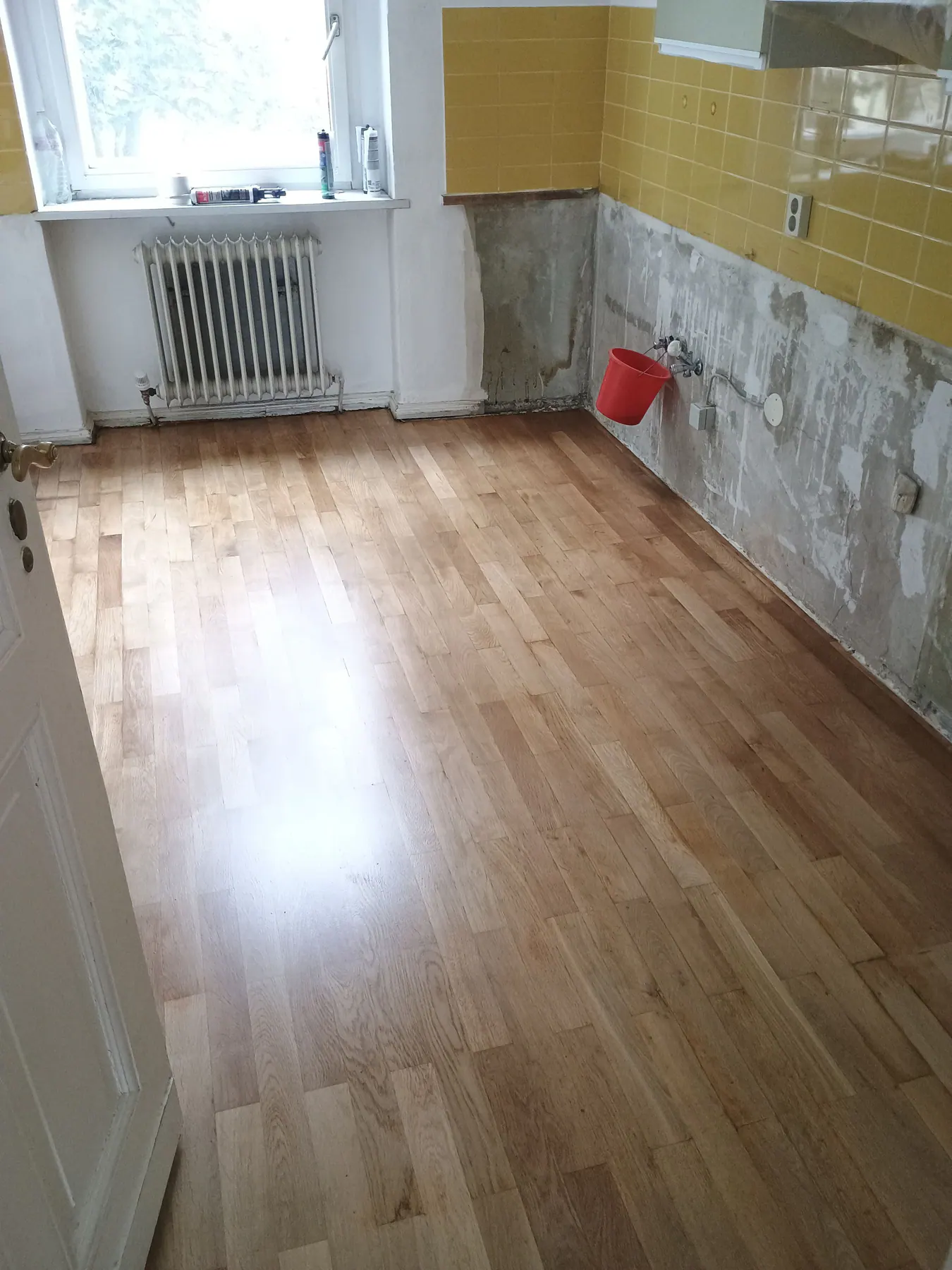 Altbau-Parkett nachher – gleichmäßige Oberfläche mit Lichtreflex