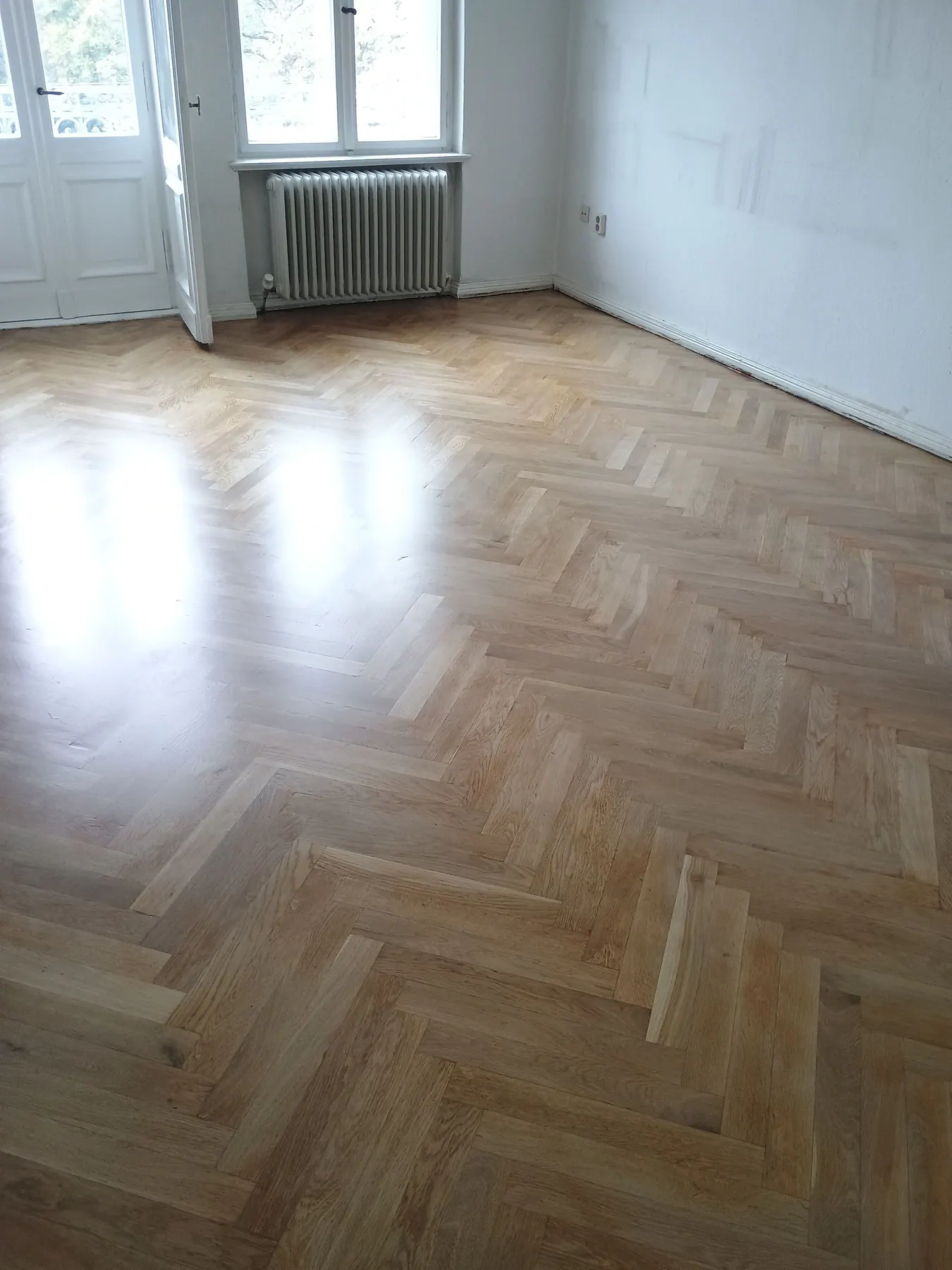 Renovierter Parkettboden nach dem Schleifen