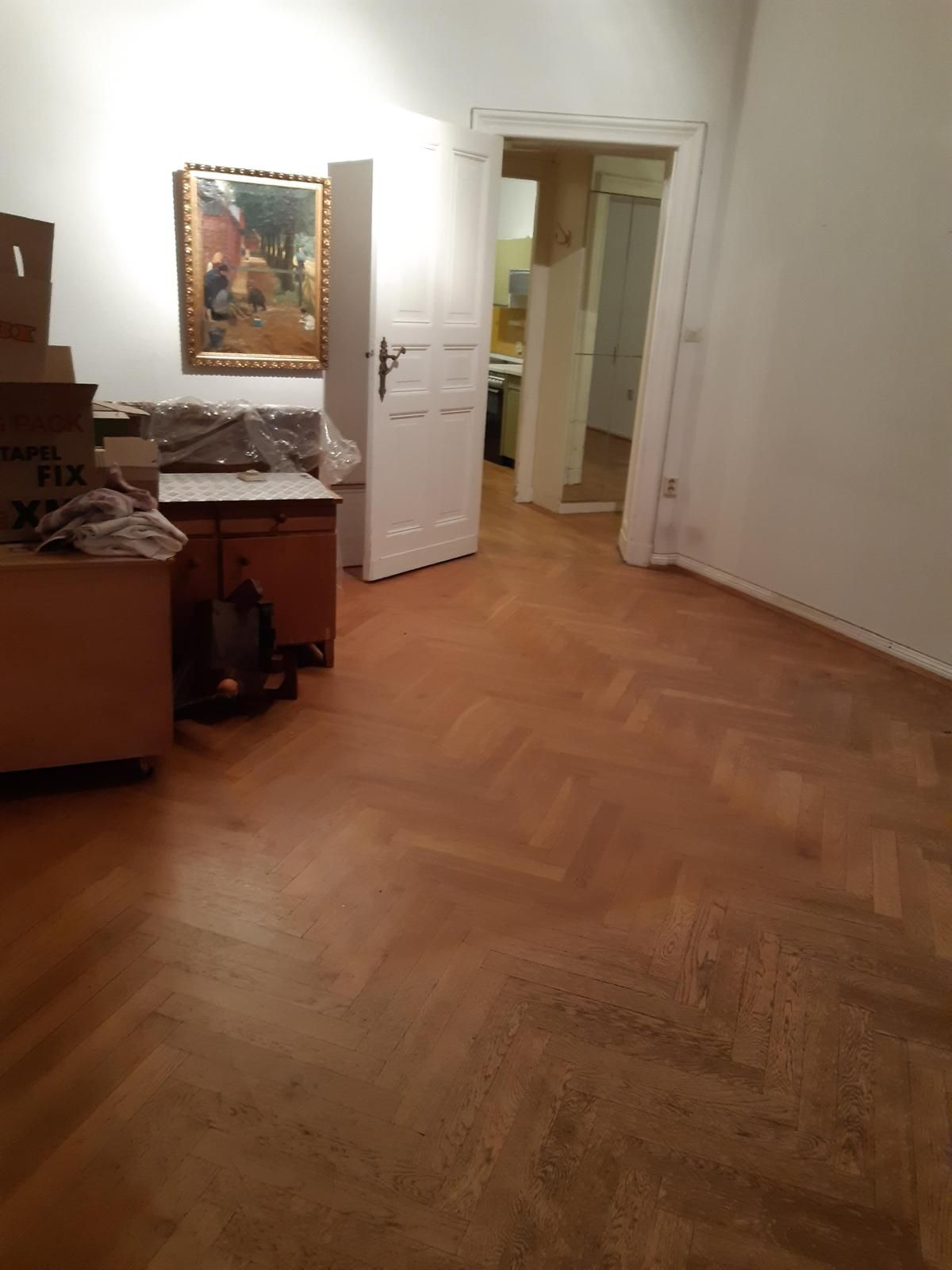 Altbau-Parkett vorher – deutliche Laufspuren im Raum