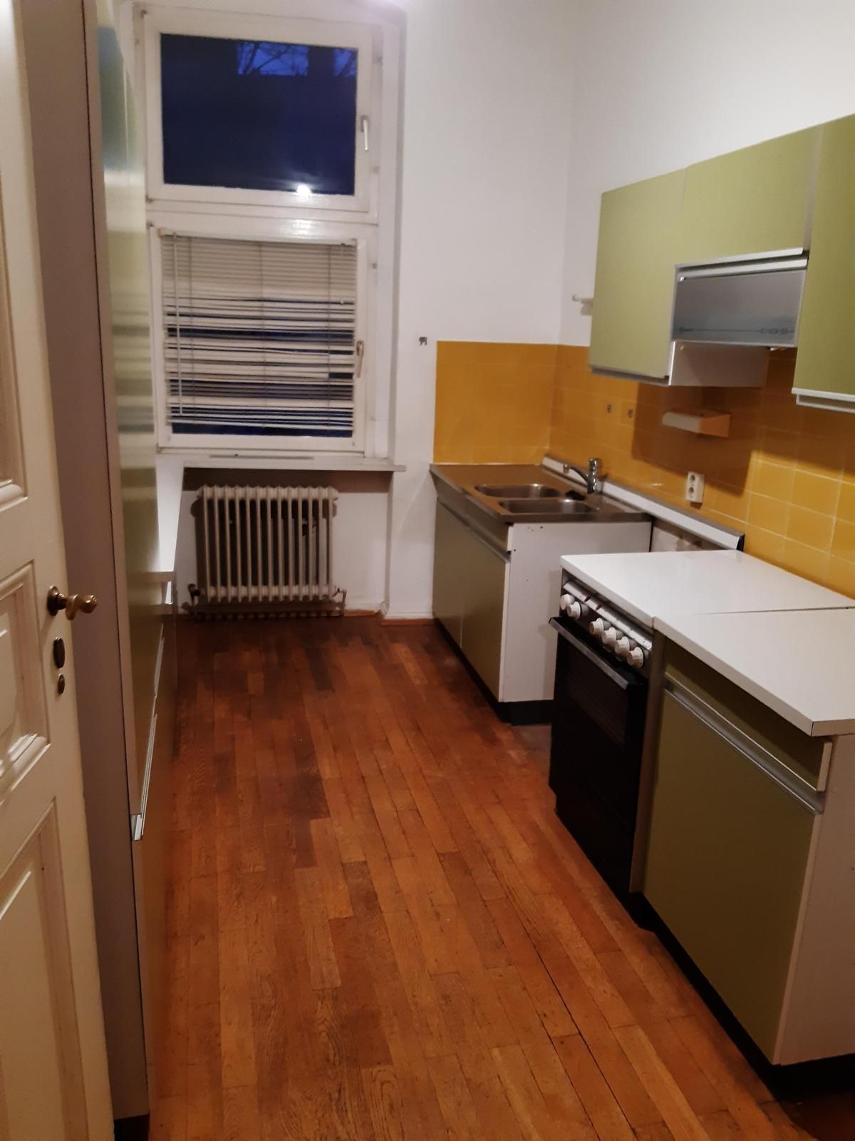 Altbau-Parkett vorher – dunklere Fläche in der Küche