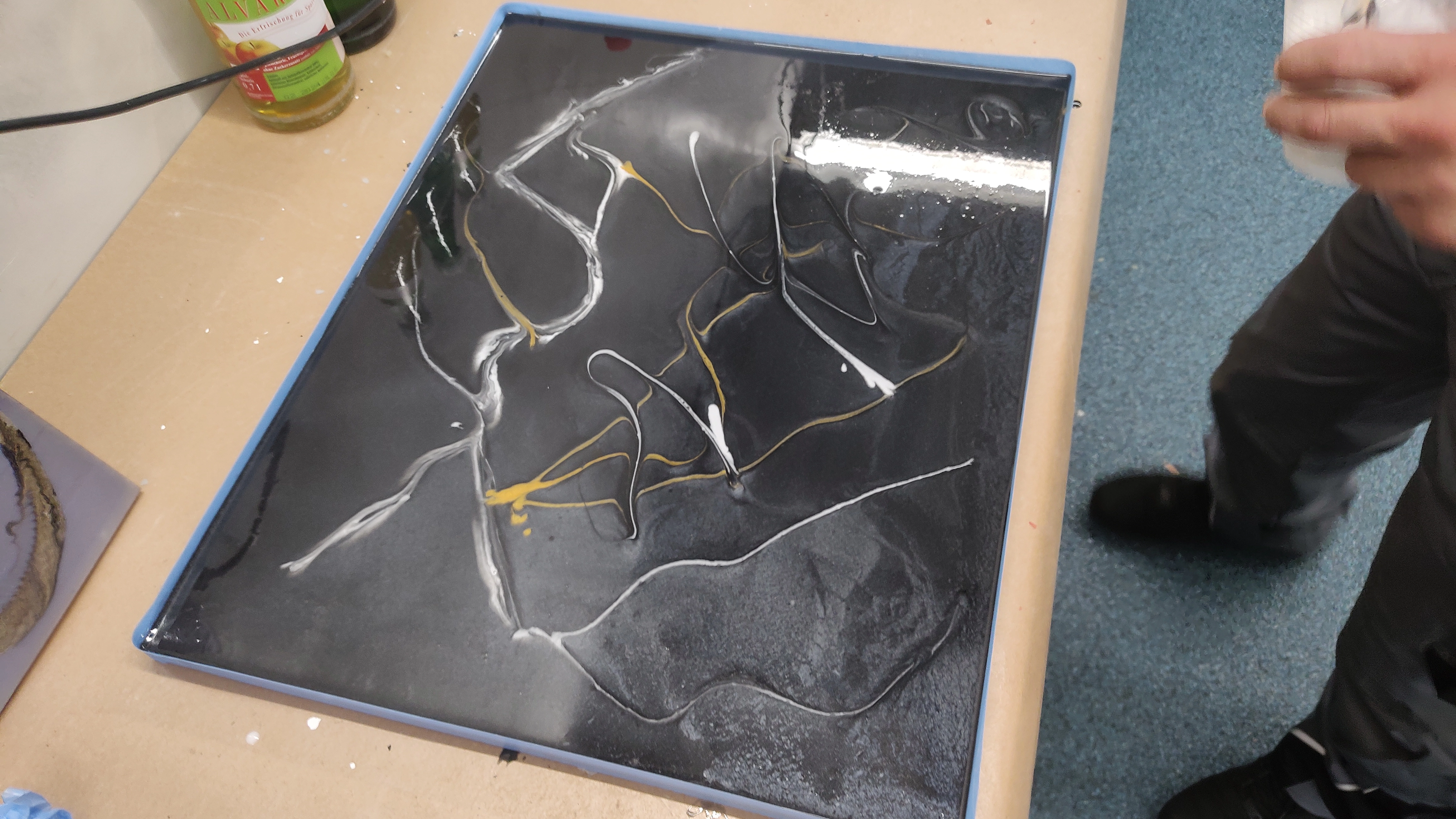 Schwarzes Epoxidharz Design mit kreativen Mustern