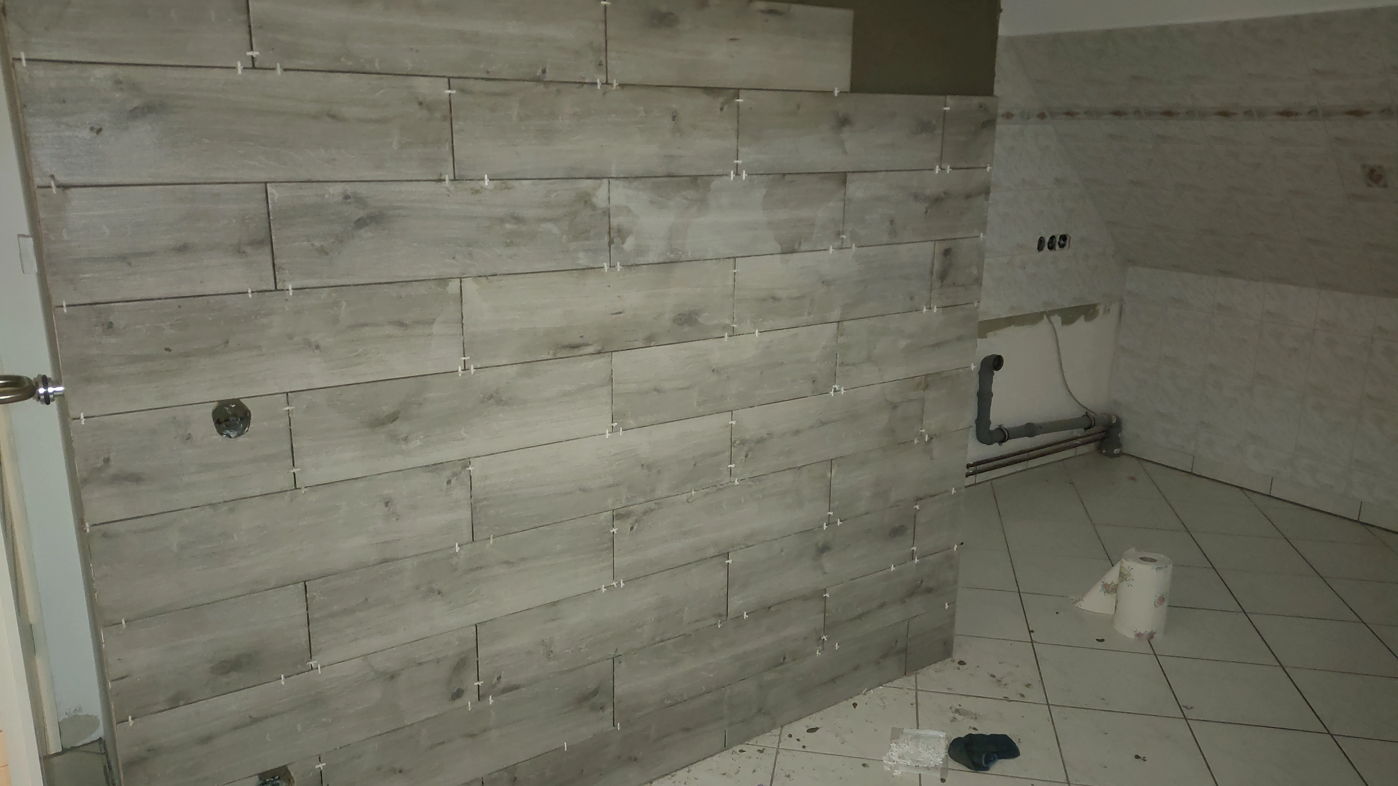 Moderne Wandfliesen mit Holzoptik