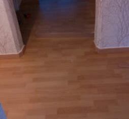Heller Laminatboden im Flur